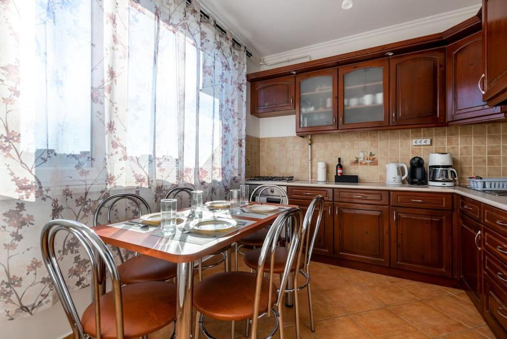 דירות בודפשט Spacious And Bright Flat Between Airport & Center מראה חיצוני תמונה
