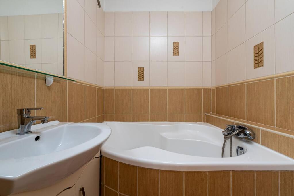 דירות בודפשט Spacious And Bright Flat Between Airport & Center מראה חיצוני תמונה