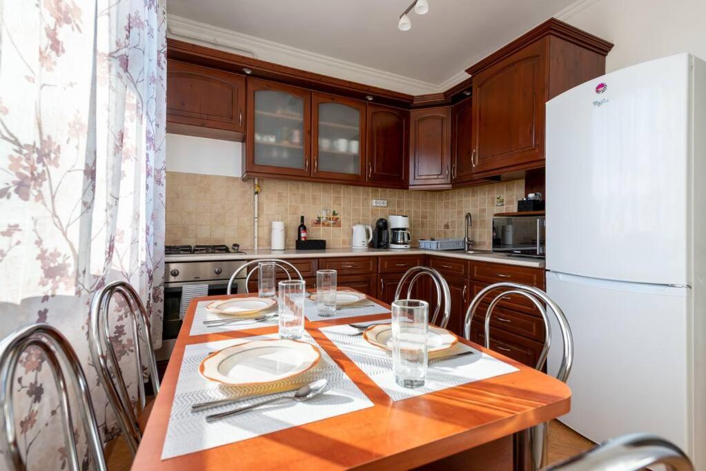 דירות בודפשט Spacious And Bright Flat Between Airport & Center מראה חיצוני תמונה